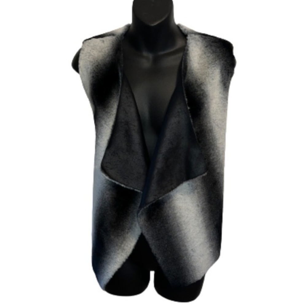 Renee C. Faux fur Black/white reversible vest size L
